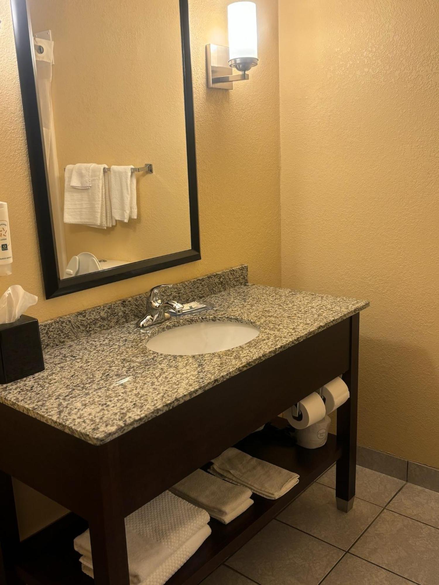 Quality Inn & Suites Bellville - Mansfield Exterior foto